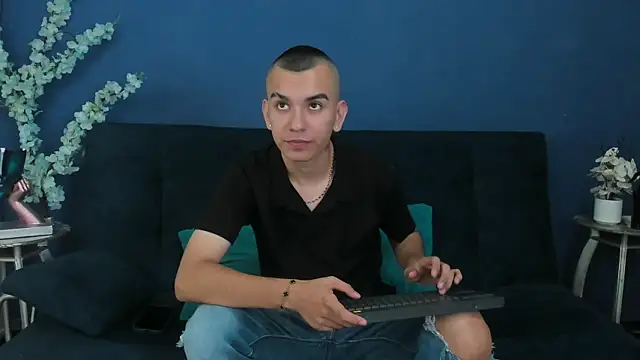 Snapshot of Rowan_Cley chatting on July 19, 2026, 7:50 pm Rowan Cley online show from July 19, 2026, 7:50 pm