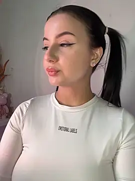 L0LA XO online show from April 10, 2026, 11:15 am