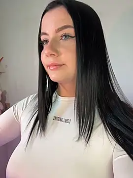 L0LA XO online show from April 17, 2026, 1:25 pm