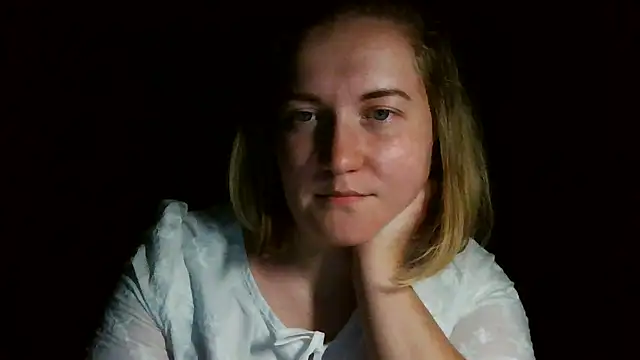 Snapshot of TinaKittyX chatting on May 3, 2026, 9:32 pm TinaKittyX online show from May 3, 2026, 9:32 pm