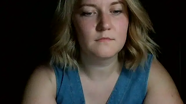 Snapshot of TinaKittyX chatting on May 9, 2026, 9:42 pm TinaKittyX online show from May 9, 2026, 9:42 pm