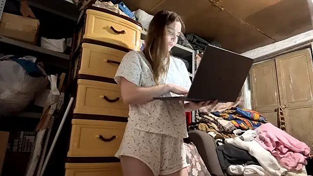 VelvetNoirra online show from April 4, 2026, 2:25 pm