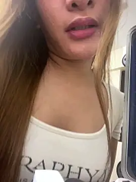 Snapshot of Louies-18 chatting on April 9, 2026, 11:10 pm Louies-18 online show from April 9, 2026, 11:10 pm