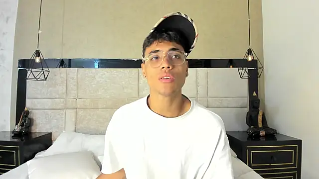 Snapshot of DannTaylor chatting on April 23, 2026, 12:40 pm DannTaylor online show from April 23, 2026, 12:40 pm