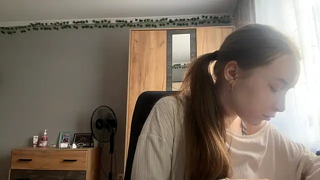 Snapshot of Milaissocute chatting on May 12, 2026, 12:35 pm Milaissocute online show from May 12, 2026, 12:35 pm