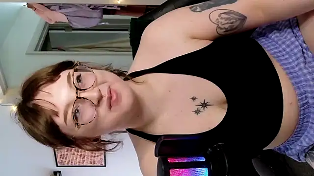 quinniecat online show from April 3, 2026, 7:34 pm
