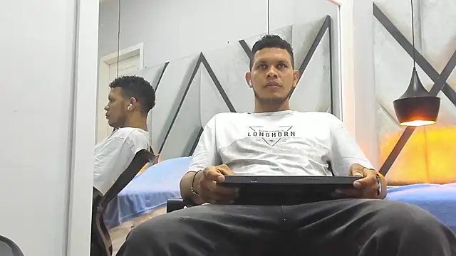 NohaBrooks online show from April 9, 2026, 11:48 am