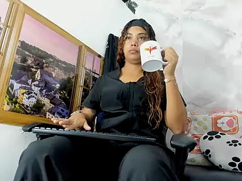 Snapshot of EllyBloom chatting on May 8, 2026, 1:38 pm EllyBloom online show from May 8, 2026, 1:38 pm