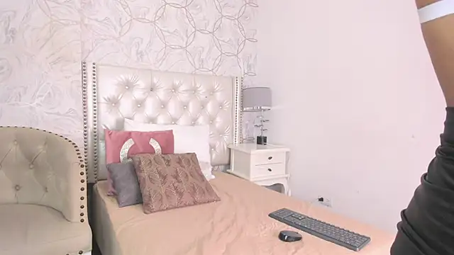 cathaleja 20  online show from April 16, 2026, 9:39 pm