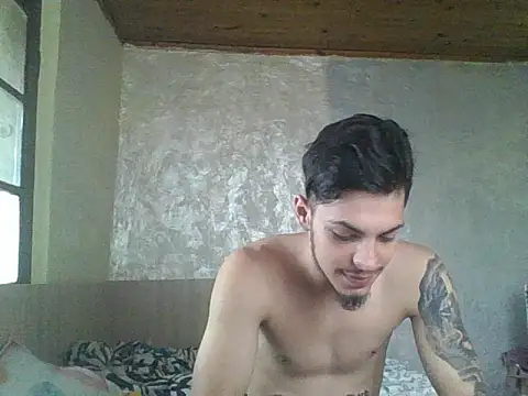 Snapshot of robertmrn112 chatting on May 17, 2026, 2:35 pm robertmrn112 online show from May 17, 2026, 2:35 pm
