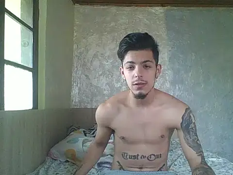Snapshot of robertmrn112 chatting on May 19, 2026, 10:54 am robertmrn112 online show from May 19, 2026, 10:54 am