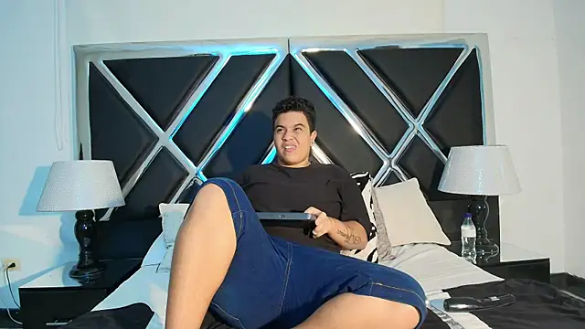 ZeusSmithh online show from April 16, 2026, 12:39 pm