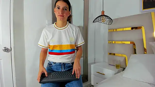 Emy-Ferrer online show from June 18, 2026, 12:33 am