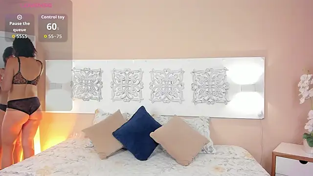 freyaa  1 online show from April 13, 2026, 1:27 pm