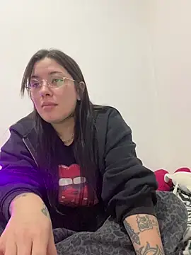 cherryxxox online show from April 30, 2026, 3:57 am