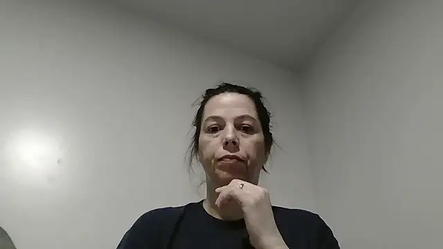 lily1982 online show from May 4, 2026, 4:36 pm