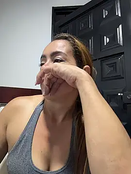 Natigoonzalez online show from May 6, 2026, 1:14 am