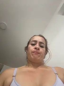 Natigoonzalez online show from May 17, 2026, 1:25 am