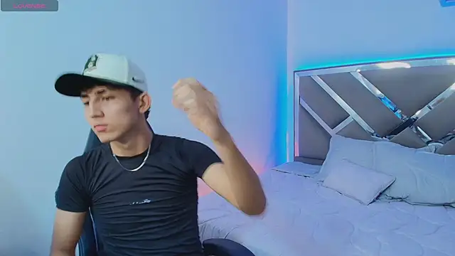 Valentino Rey online show from April 15, 2026, 12:01 pm