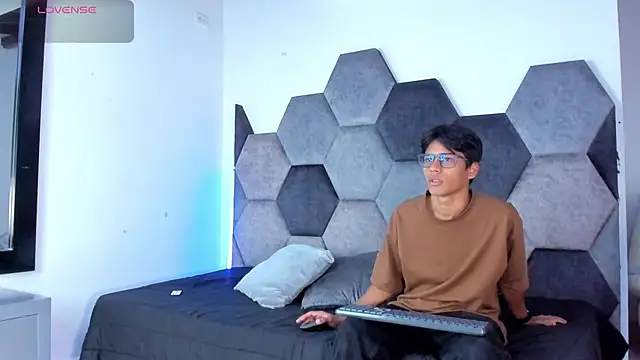 Snapshot of LiamKron chatting on April 9, 2026, 11:37 am LiamKron online show from April 9, 2026, 11:37 am