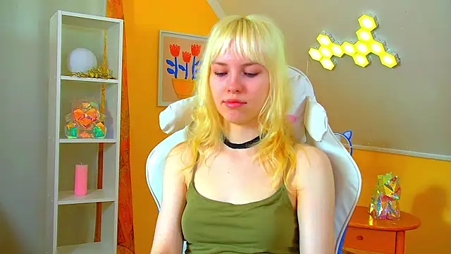HannahHollis online show from July 5, 2026, 6:53 am