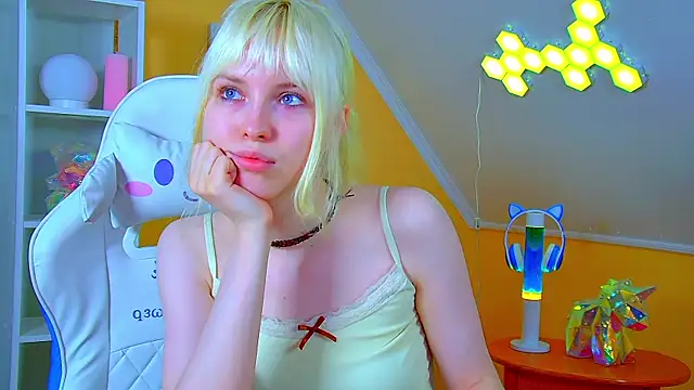 HannahHollis online show from July 12, 2026, 6:21 pm