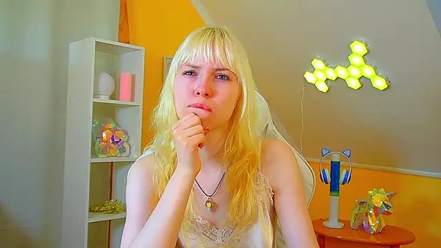 HannahHollis online show from July 16, 2026, 6:08 am
