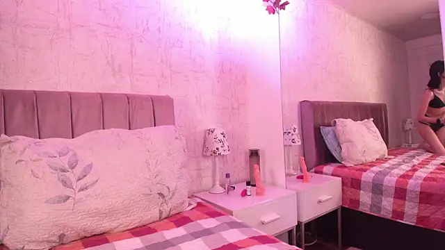 Snapshot of Alis_Roze chatting on April 30, 2026, 8:15 pm Alis Roze online show from April 30, 2026, 8:15 pm