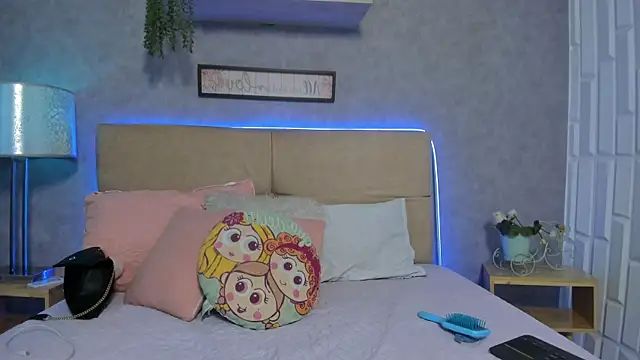 Snapshot of RoxaneBrown chatting on June 25, 2026, 7:29 pm RoxaneBrown online show from June 25, 2026, 7:29 pm
