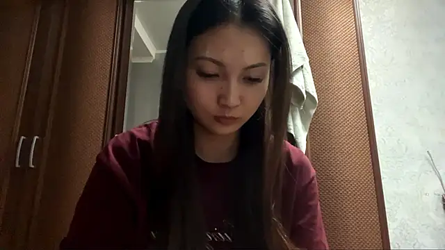 Snapshot of MiaPoison chatting on May 8, 2026, 6:24 pm MiaPoison online show from May 8, 2026, 6:24 pm