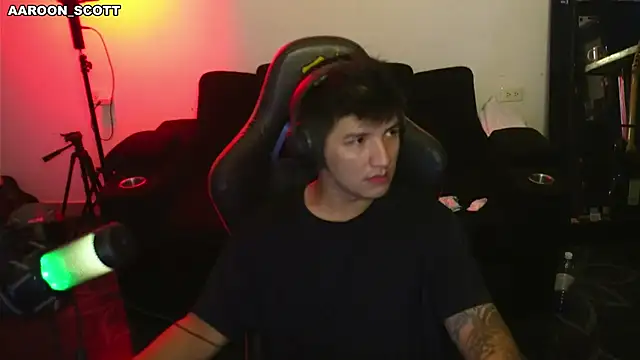 Snapshot of AAROON_SCOTT chatting on April 10, 2026, 10:03 pm AAROON SCOTT online show from April 10, 2026, 10:03 pm