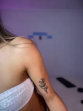 Snapshot of SweetTroubleeX chatting on April 16, 2026, 2:40 pm SweetTroubleeX online show from April 16, 2026, 2:40 pm