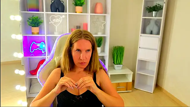 MollyLoll online show from June 30, 2026, 12:39 pm