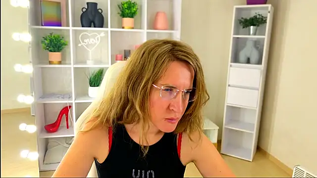 MollyLoll online show from July 10, 2026, 1:03 pm