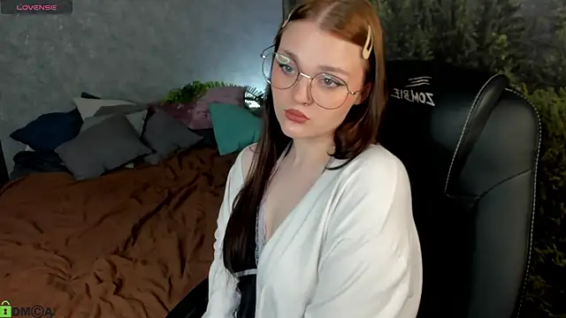 Snapshot of Emilly_Hiil chatting on May 21, 2026, 12:50 am Emilly Hiil online show from May 21, 2026, 12:50 am