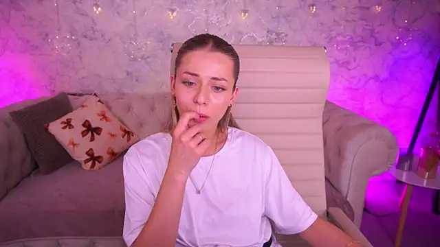 Snapshot of DoveLovee chatting on May 11, 2026, 2:45 pm DoveLovee online show from May 11, 2026, 2:45 pm
