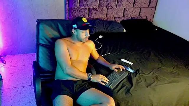 Snapshot of Habibis_club chatting on July 4, 2026, 8:37 pm Habibis club online show from July 4, 2026, 8:37 pm