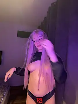 Snapshot of Yui_and_Raiden chatting on April 11, 2026, 4:22 pm Yui and Raiden online show from April 11, 2026, 4:22 pm