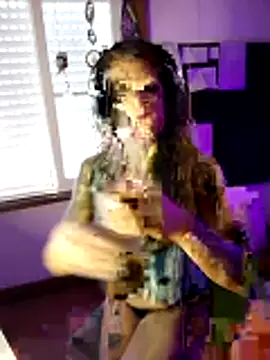 LauKiss online show from April 11, 2026, 7:18 pm