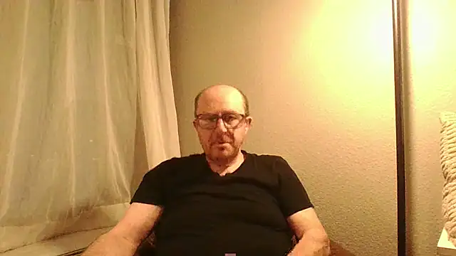 Snapshot of CallumBee chatting on April 11, 2026, 10:08 am CallumBee online show from April 11, 2026, 10:08 am