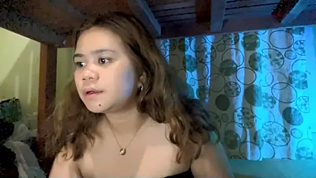 ElodiaSebourn online show from April 13, 2026, 2:22 pm