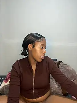 Snapshot of petite_bee chatting on July 7, 2026, 4:26 am petite bee online show from July 7, 2026, 4:26 am