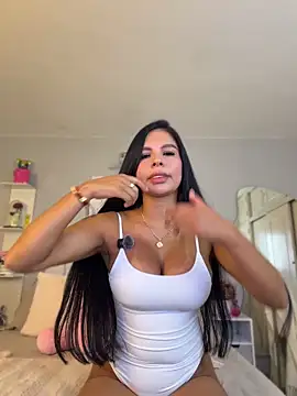Snapshot of Elara_Luxe chatting on May 15, 2026, 9:44 pm Elara Luxe online show from May 15, 2026, 9:44 pm