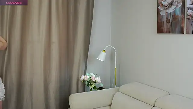 Snapshot of RenateVashaw chatting on May 3, 2026, 7:25 am RenateVashaw online show from May 3, 2026, 7:25 am