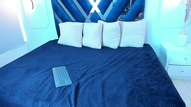 Molly Sweet   online show from April 15, 2026, 6:04 pm