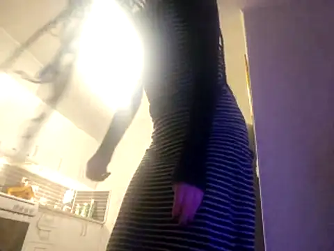 Snapshot of shyhornymommy chatting on April 15, 2026, 10:43 pm shyhornymommy online show from April 15, 2026, 10:43 pm