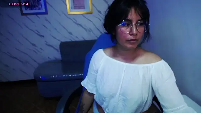 Snapshot of Sweet_Cam_v chatting on May 27, 2026, 3:03 am Sweet Cam v online show from May 27, 2026, 3:03 am