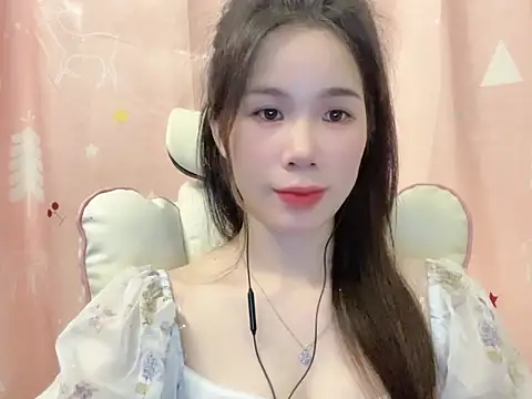 Luna3579 online show from May 5, 2026, 5:10 pm