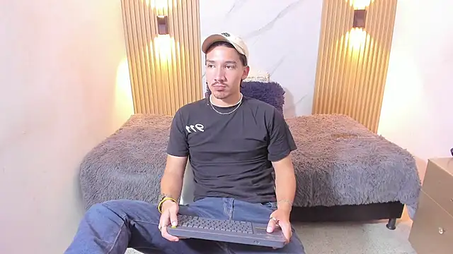 Iam OttoAndrew online show from May 1, 2026, 3:11 am