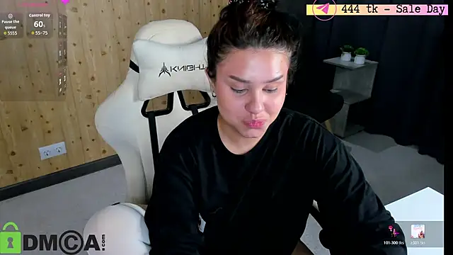 nicolewoss online show from June 20, 2026, 4:48 am